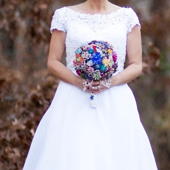 White wedding dress. It’s cleaned and boxed. Unsure the brand (sorry) - Picture 2 of 8